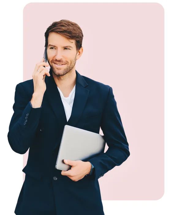 Hero que muestra un celular con las estadísticas de Ejecutivo Latino en las investigaciones por especialización.